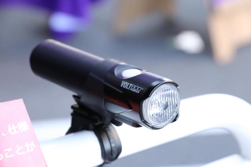 キャットアイの新作フロントライト「ボルト800ネオ／ボルト400ネオ