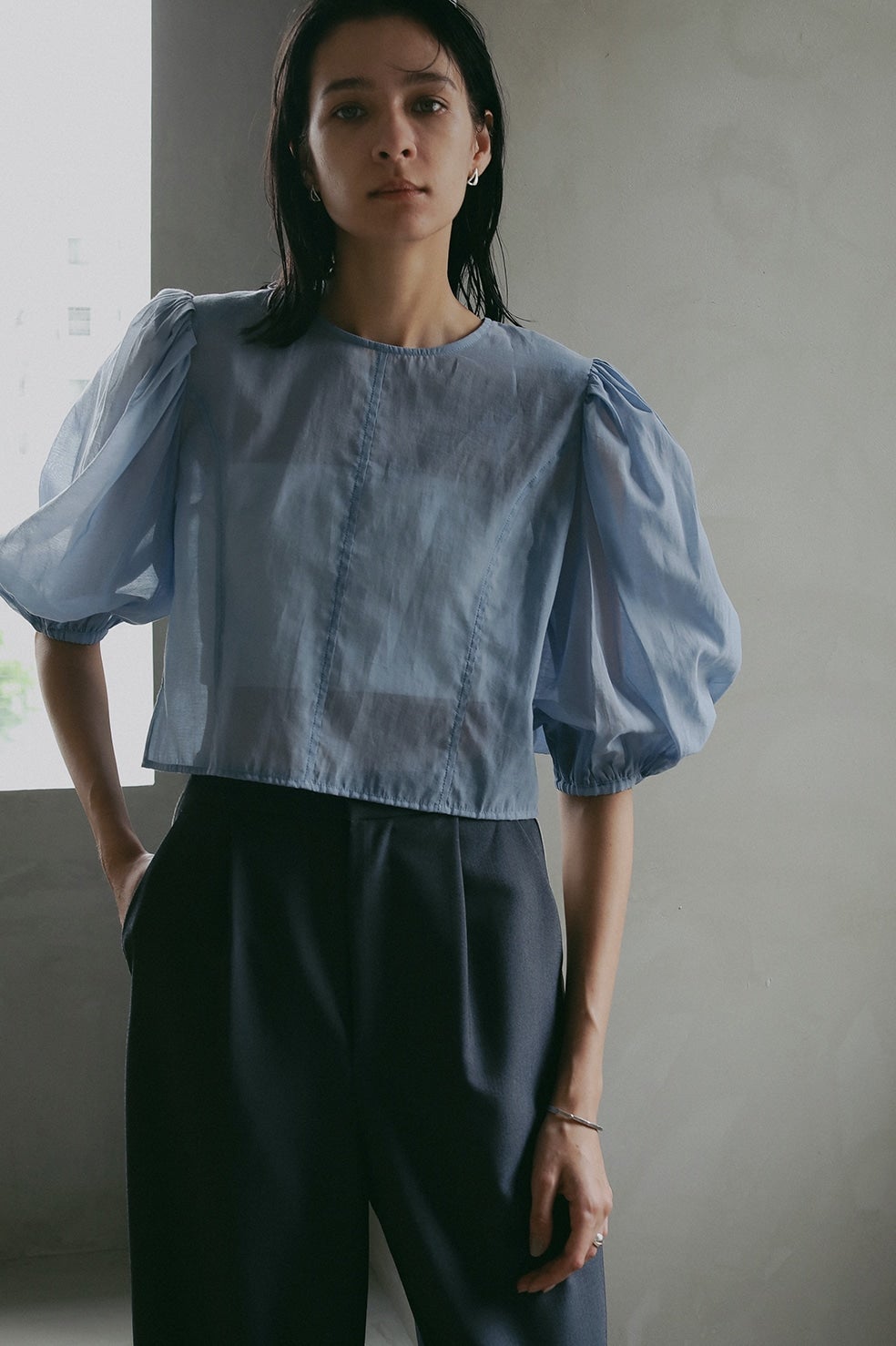 SHEER GATHER BLOUSE｜TOPS(トップス)｜MANOF OFFICIAL ONLINE STORE