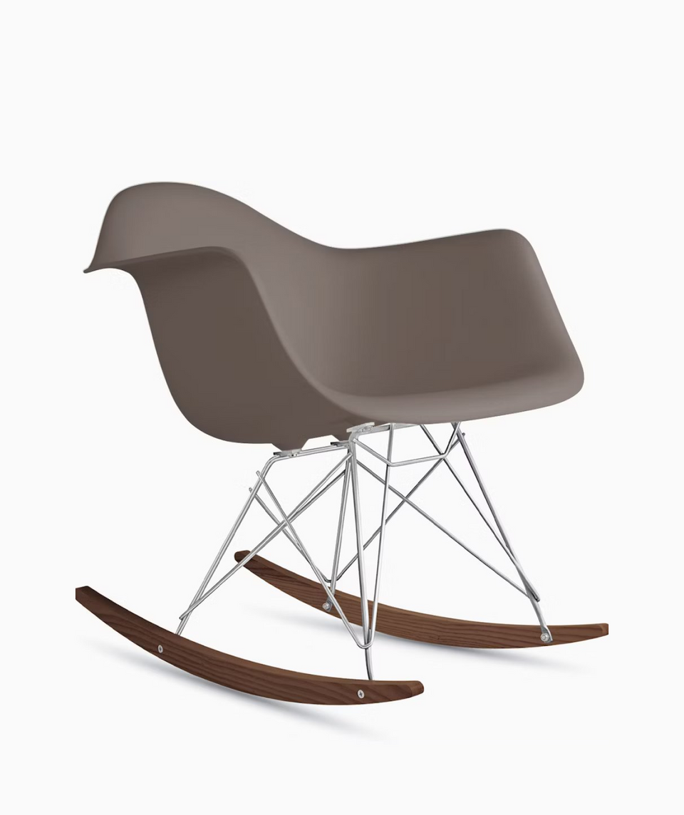 イームズプラスチックシェルアームチェア - ロッカーベース | ハーマン