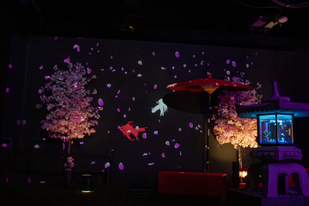 銀座】満開の桜が金魚と舞う、幻想的な“桜の没入空間”をプロデュース