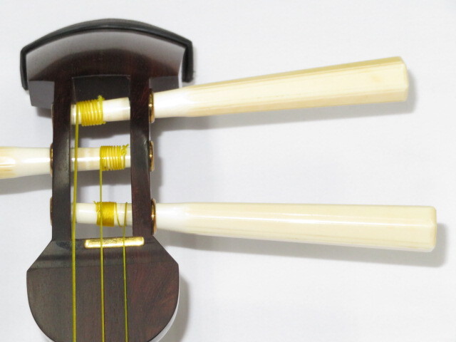 津軽貼り 津軽塗り胴掛け 中棹 三味線 平溝 丸打胴 黒檀糸巻き 紅木 正