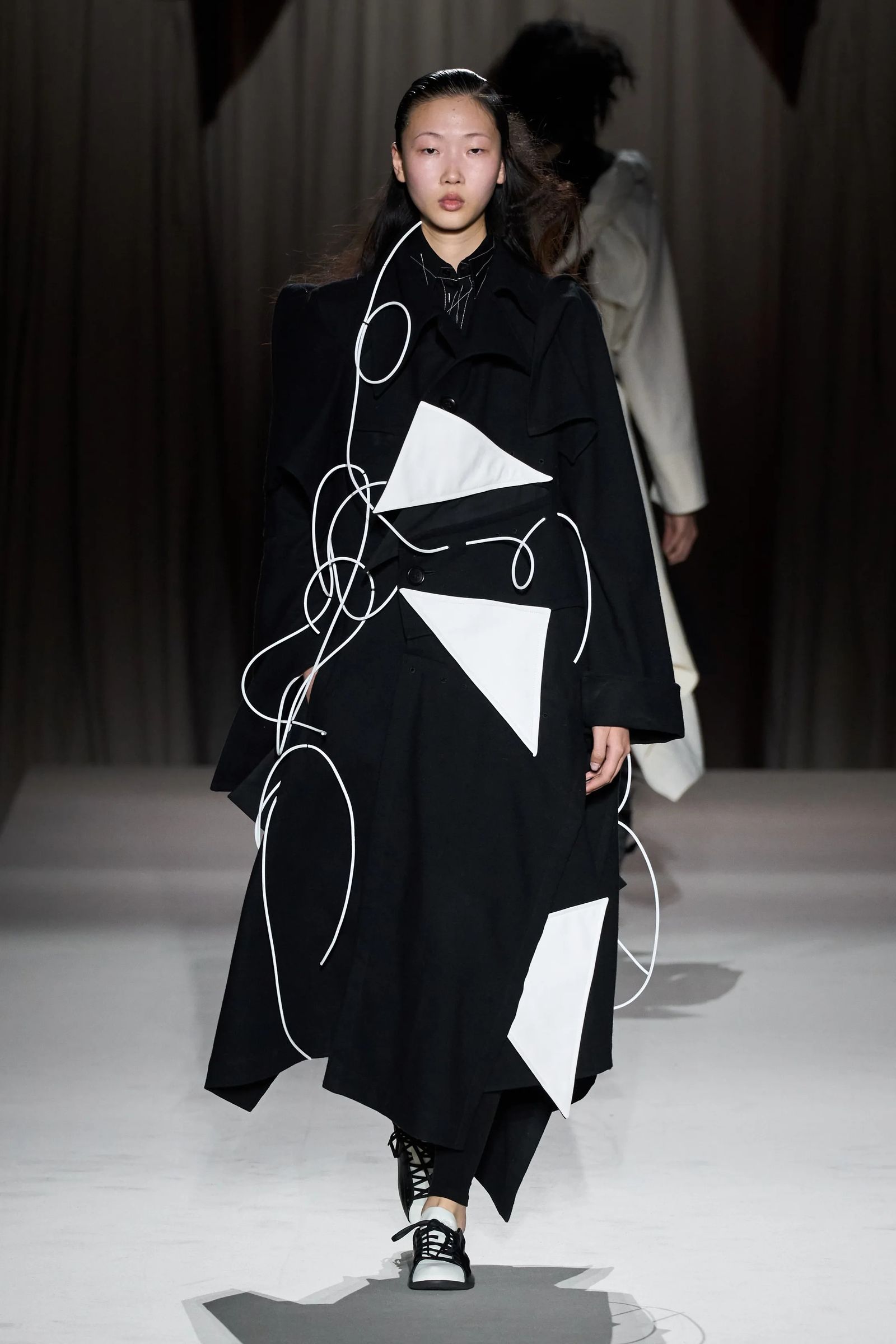 黒と紫で魅せた、ヨウジヤマモト。山本耀司の娘、里美が手がけるリミ