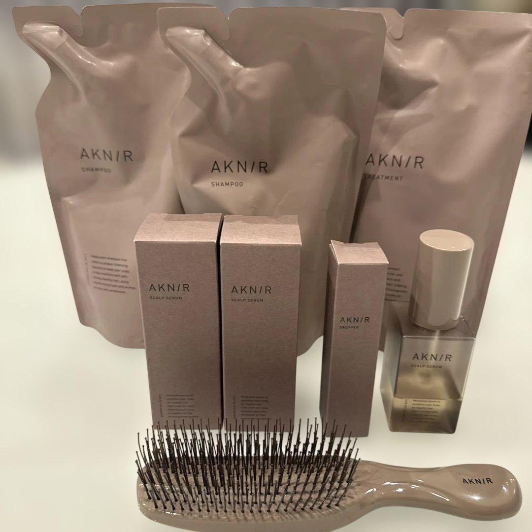 【新品未使用】AKNIR シャンプー・トリートメント・スカルプセラム、ブラシ付き