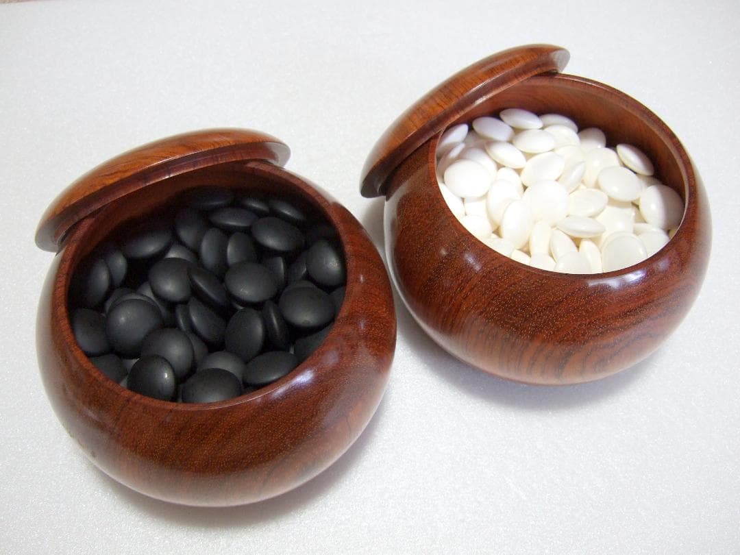 蛤碁石 那智黒石 33号碁石 白182個 黒183個 花梨特大碁筍 / 囲碁 Amazon | 囲碁 日向特製蛤碁石那智黒碁石 31 実用 厚み8.4mm 木製本欅