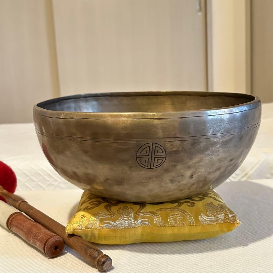 【万葉】ネパール製手作り　フルムーン31cmシンギングボウル　G2 D4 Amazon | シンギングボウル フルムーン・スタイル（満月紋様）倍音の