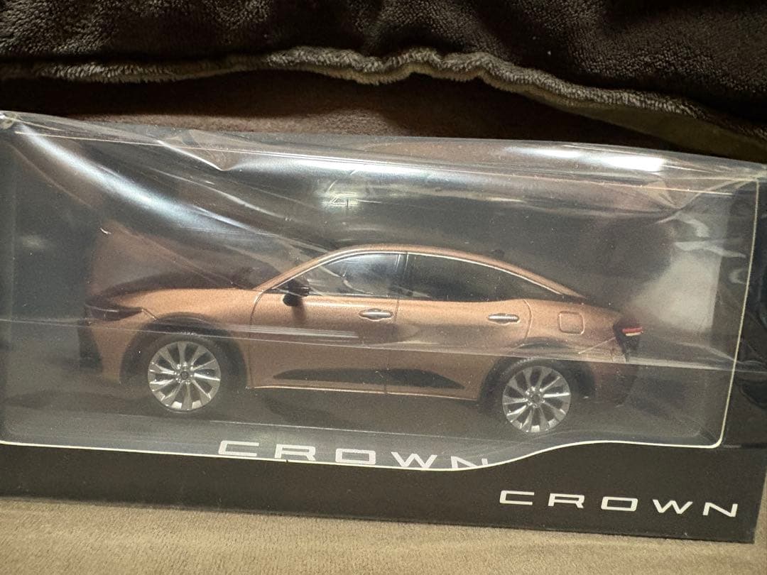 トヨタ クラウン クロスオーバー 非売品ミニカー ケース付き カラーサンプル