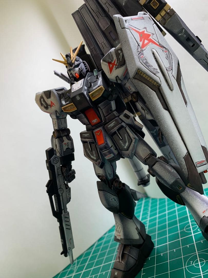 HG νガンダム　全塗装・ディテールアップ仕上げ HGをディテールアップ「Hi-νガンダム」増加装甲など｜とおるさんの