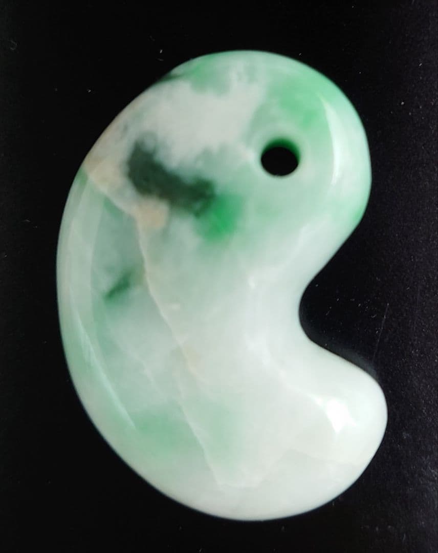 糸魚川翡翠　勾玉