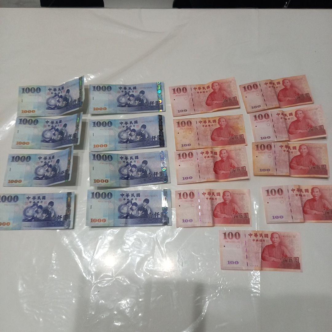 中華民国　中央銀行　1000元8枚　100元9枚